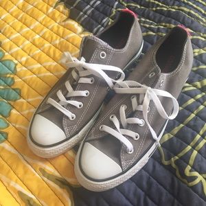 grey and hot pink low converse