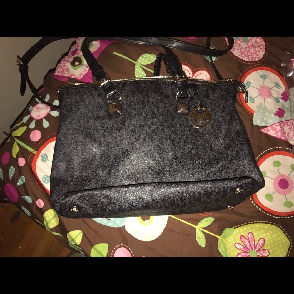 Large Michael Kors authentic Handbag