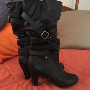 Strait black boot, medium heel