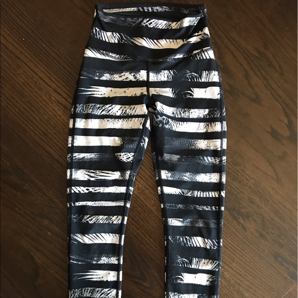 Lululemon shady palms wunder under 7/8 pants