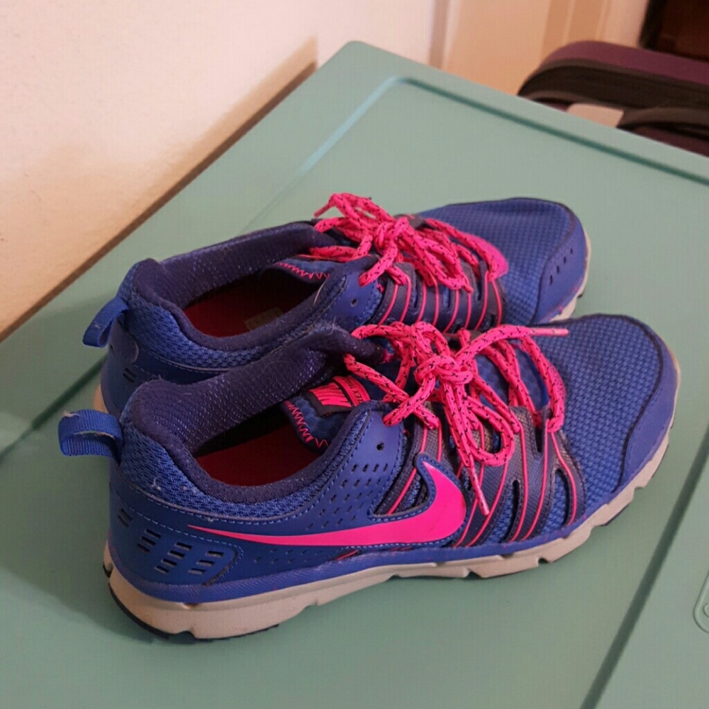 Blue and pink size 8 Nike tennis shoes