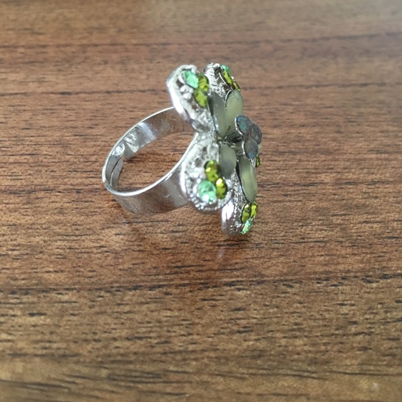 Flower ring - Picture 2 of 2