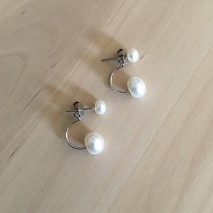 Nordstrom 5.5-8.5mm pearl curved back earrings