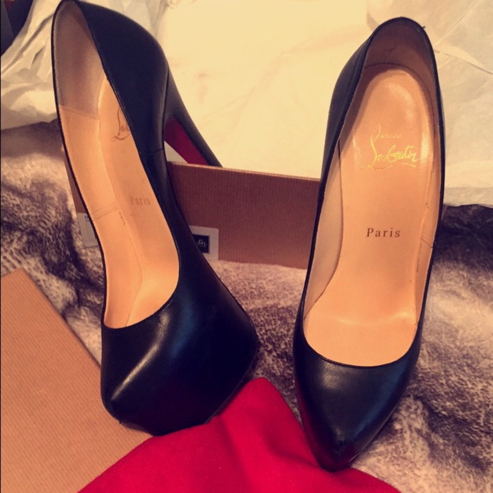 Authentic Christian Louboutin Daffodile Pumps 8.5