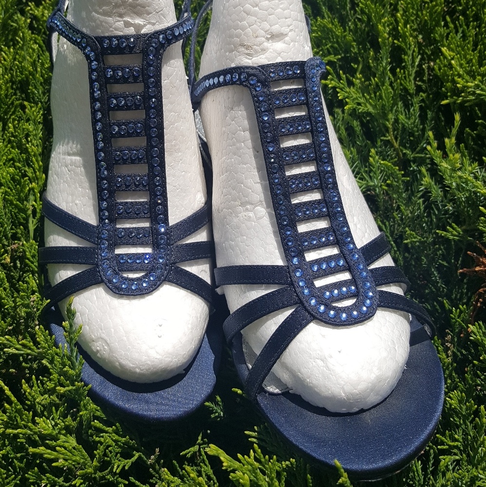 Size 6 rhinestone navy  Adrianna Papell dress heel