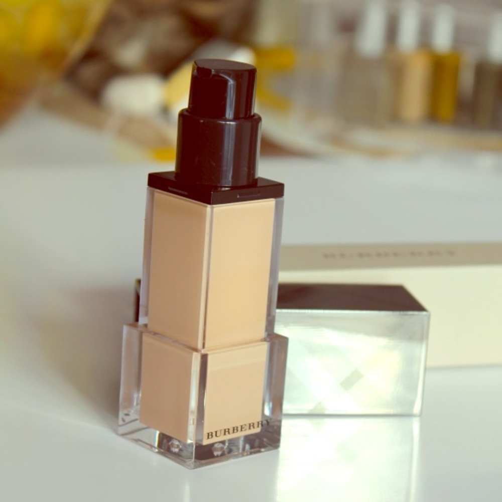 BURBERRY Cashmere Long-Lasting Foundation No. 34