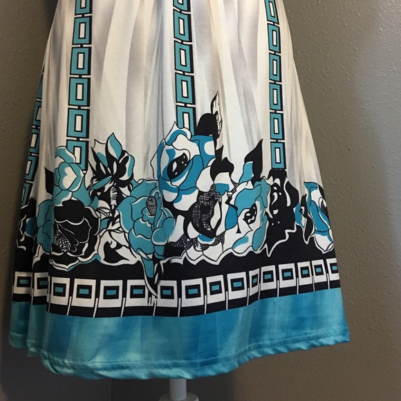 👗Pretty summer dress• ties on the neck• Medium👗 - Picture 3 of 8