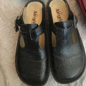 Leather clogs