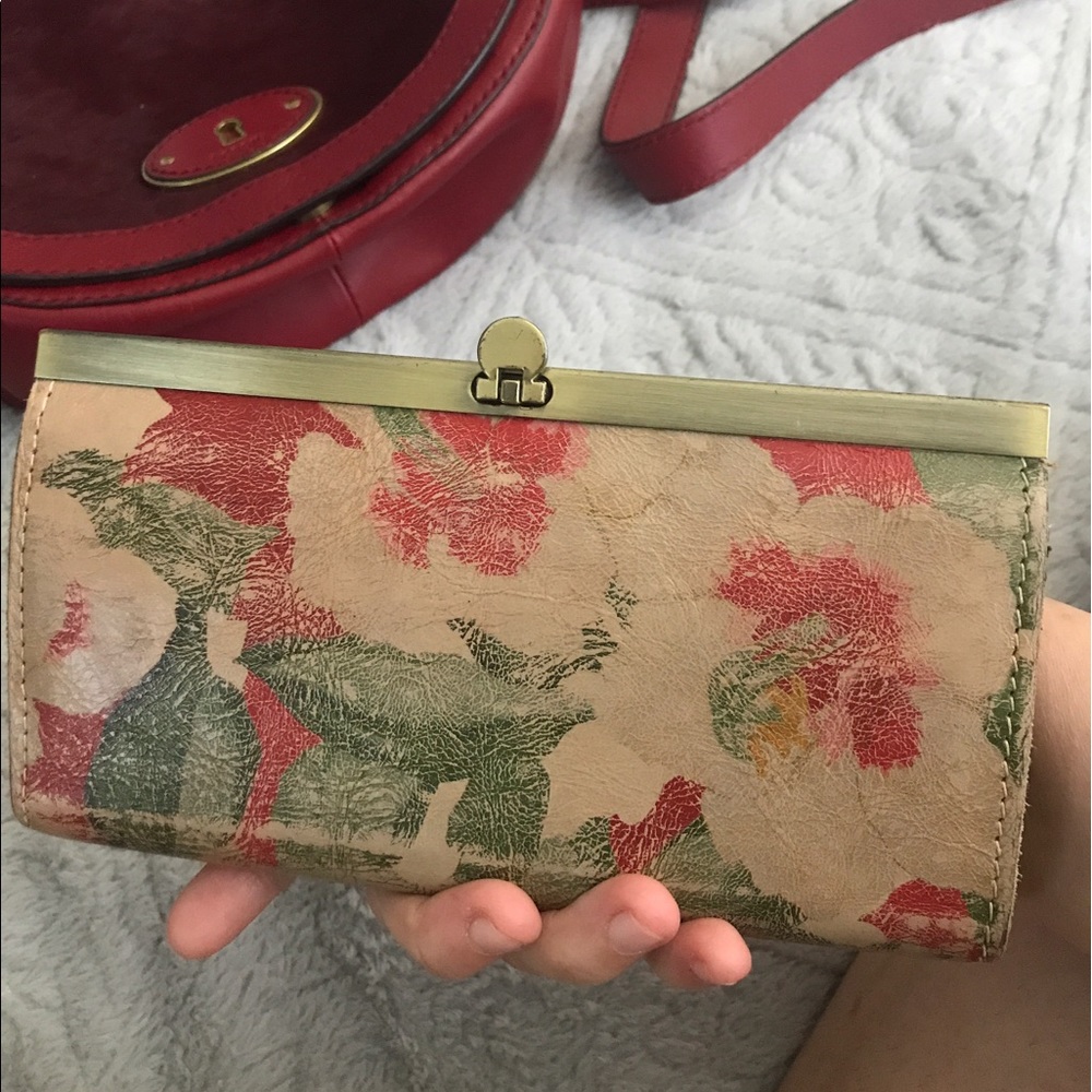 Flower leather wallet (Patricia Nash)