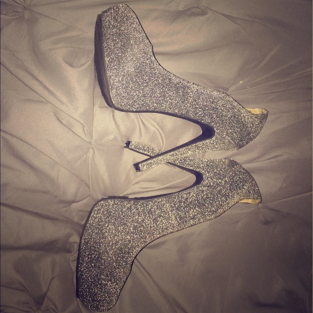 Kiss and tell Heels
