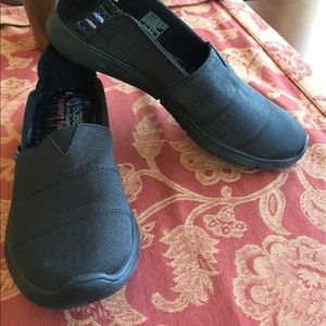 Bob's by Skechers Sz 8 M Memory Foam  Black Shoes