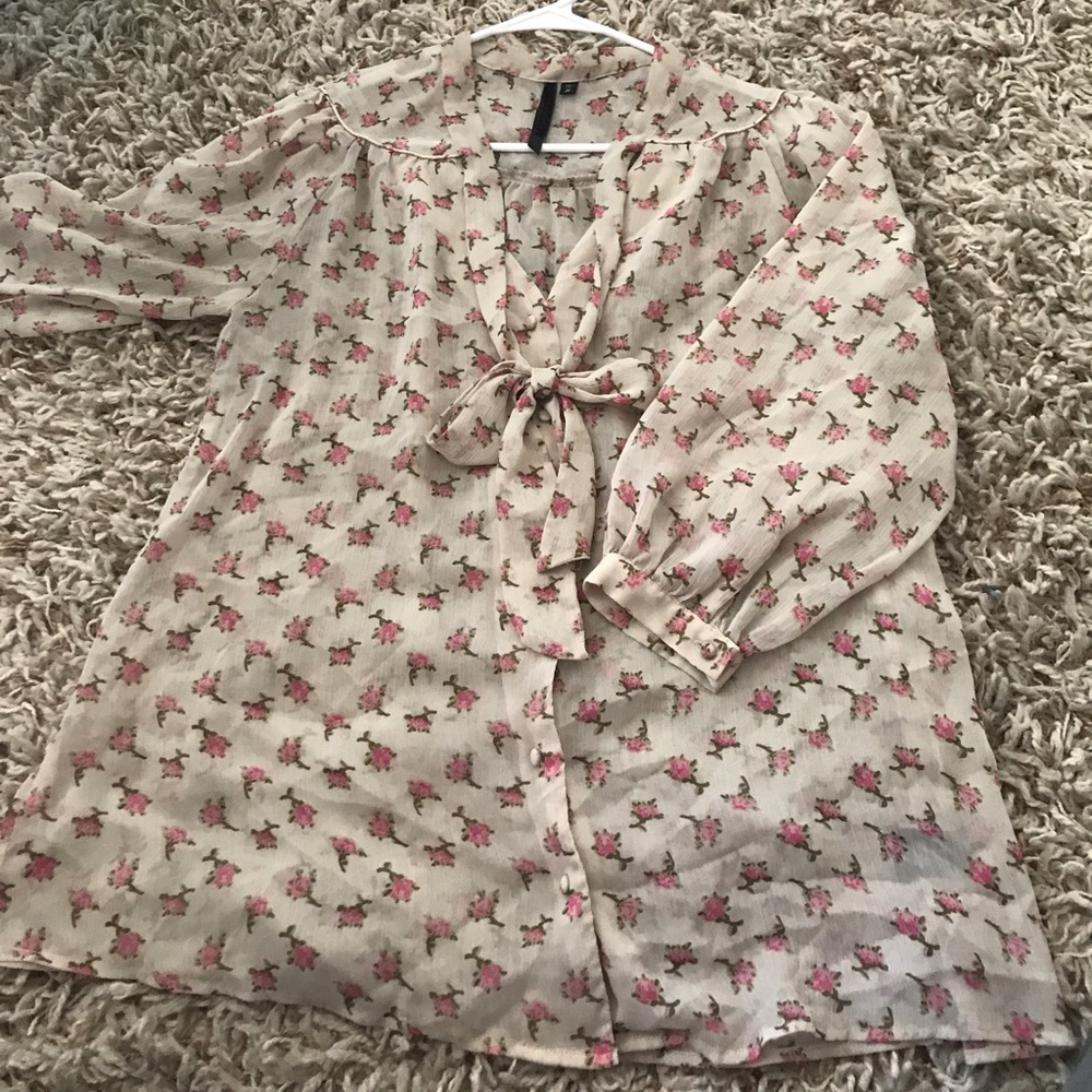 Sheer blouse! Light color with flowers