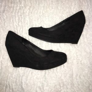 Black wedges