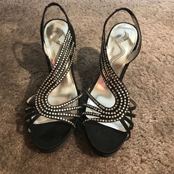 Beautiful size 7 heels. Never worn - Picture 1 of 3