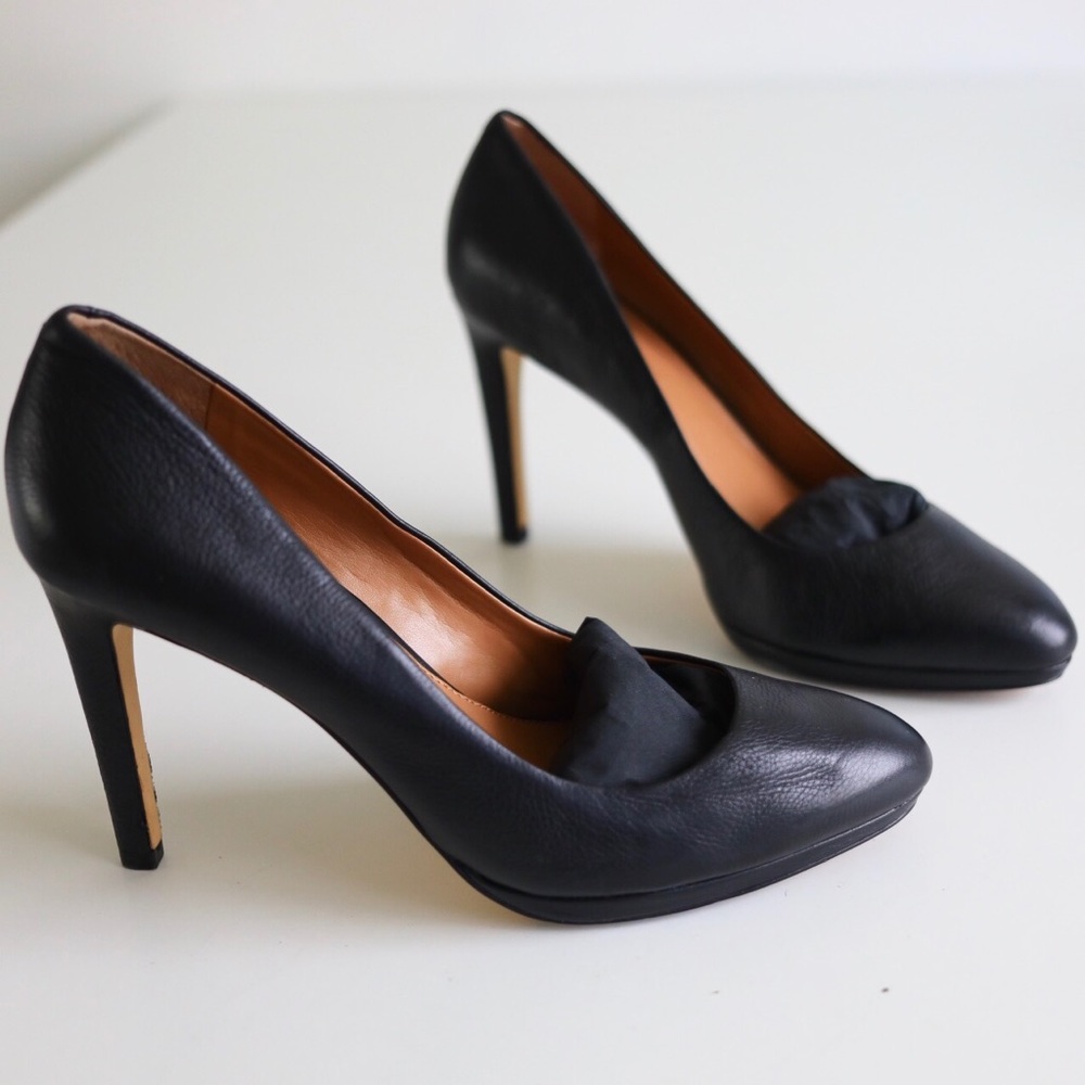 Black Leather Banana Republic Pumps (Size:9)