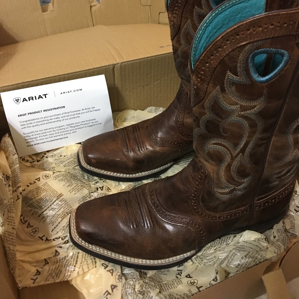 Beautiful new Ariat cowboy Boots size 7.5
