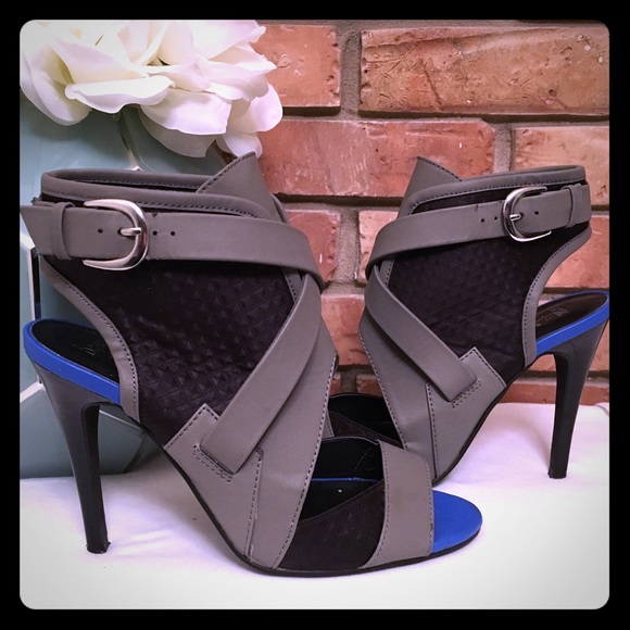 ShoeDazzle Shoes - CCO 💥Grey Heels Booties