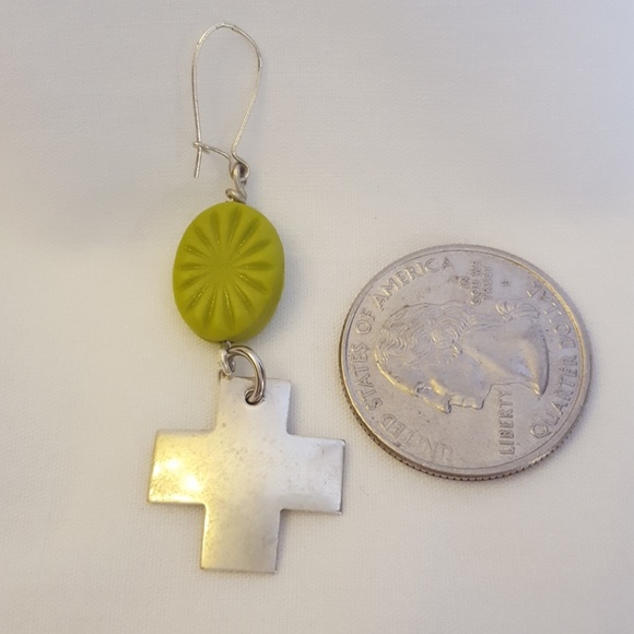 Cross and green drop earrings - Picture 3 of 3