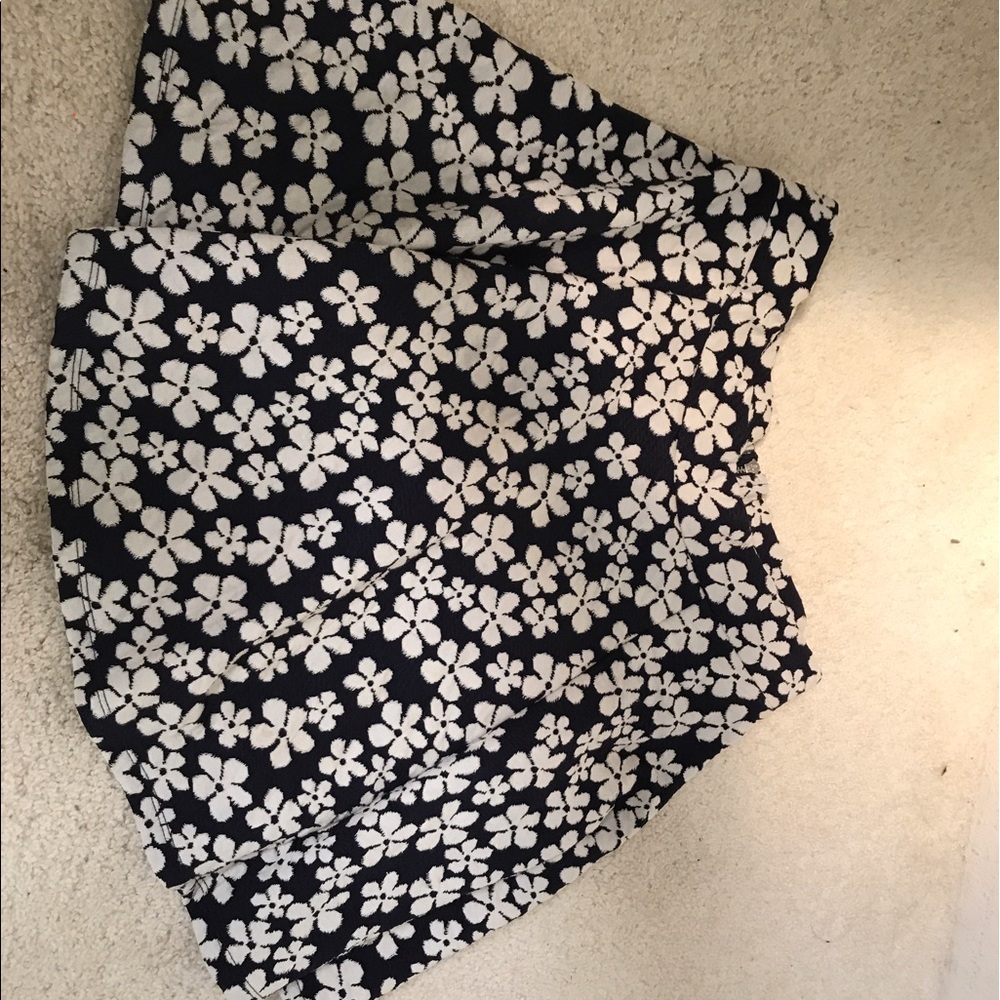 H&M navy blue flower skirt. Sz Medium