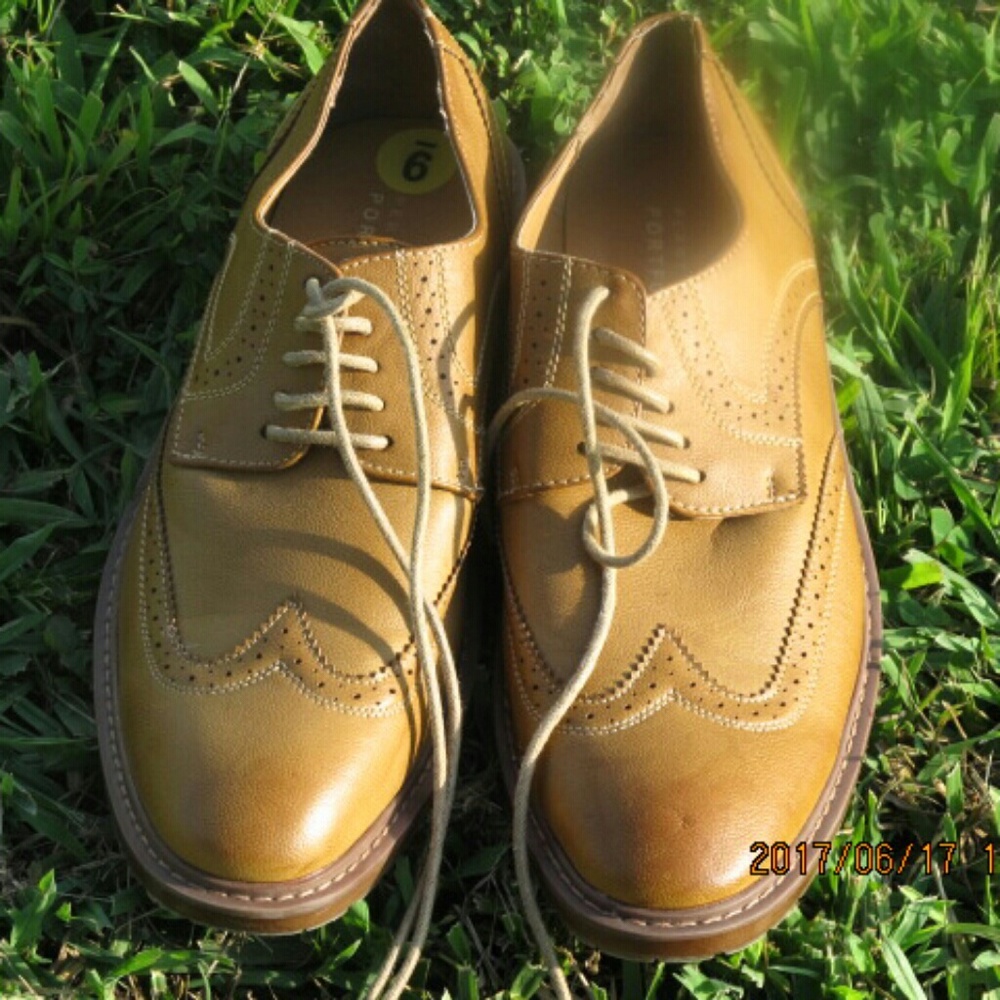 Quick Sell Winged toe by Perry Ellis!