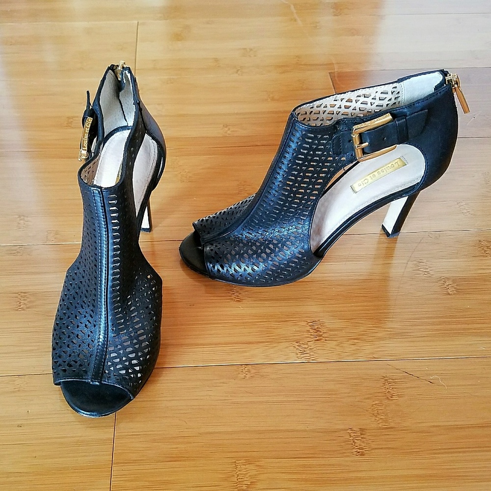 Black leather mesh pumps