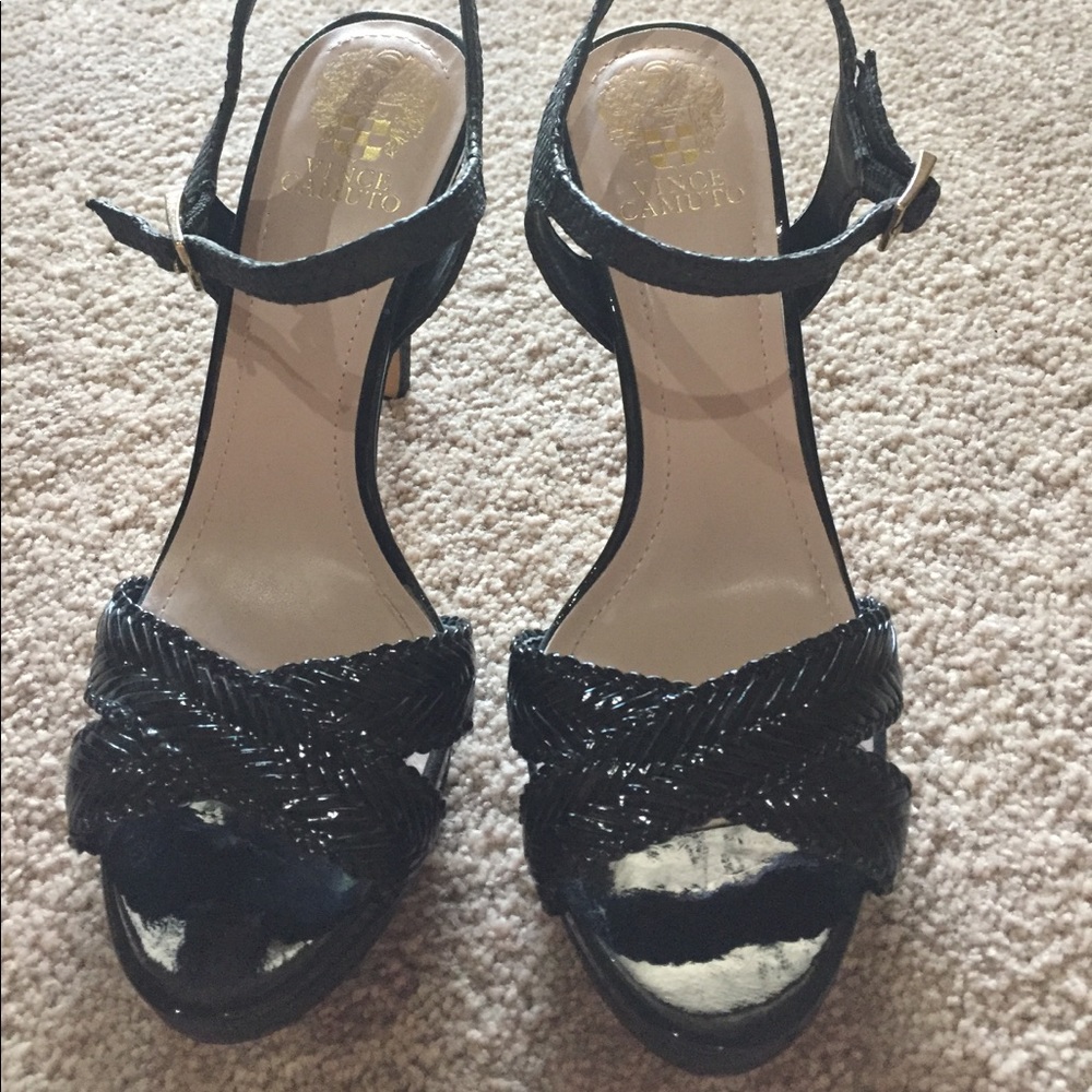 Sexy Black V-Camuto heels 👠