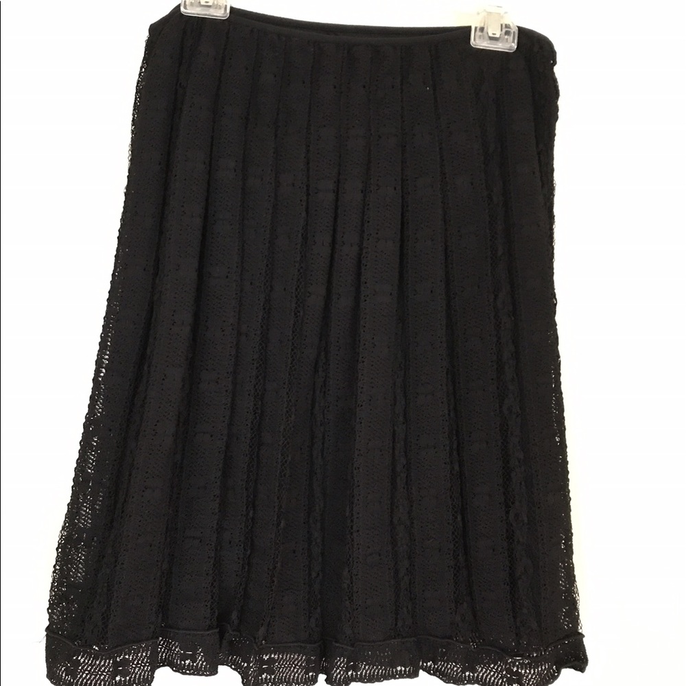 Black skirt below knee. Sz M. studio M