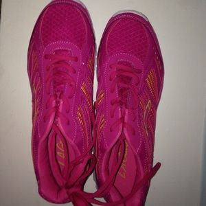 NWOT Pink tennis shoes