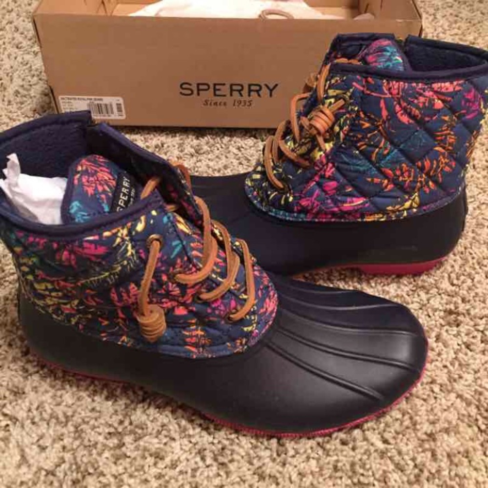 ISO of these exact duck boots !!! Size 8.5 or 9