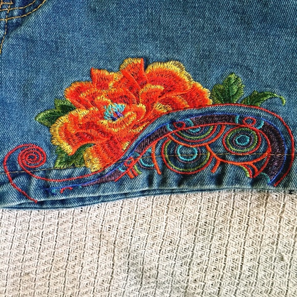 HPπ Embroidered jean shorts - Picture 4 of 5