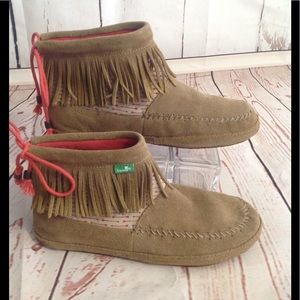 Sanuk fringe ankle boots