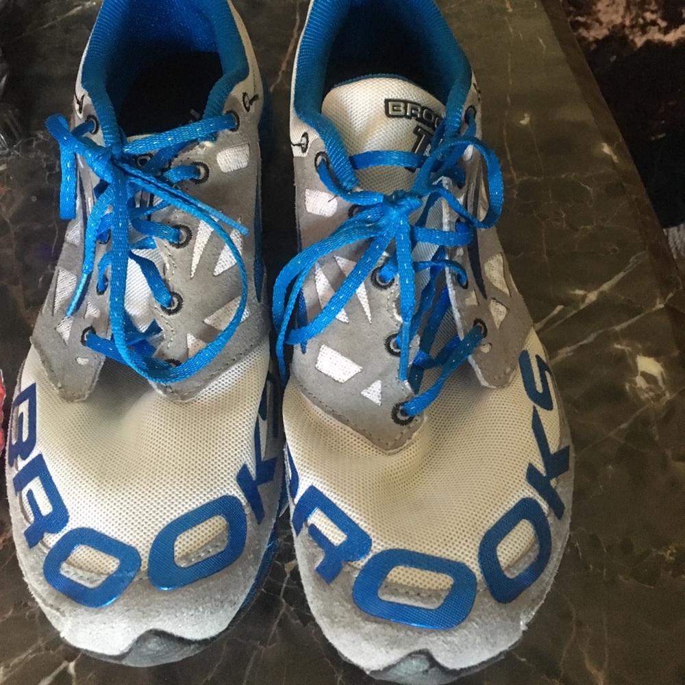 New Brooks seven blue and white sneakers