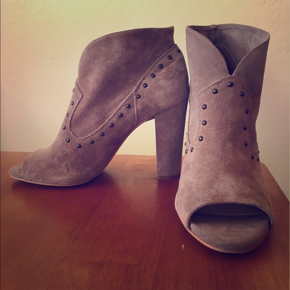 Vince Camuto peep-toe suede heels size 10