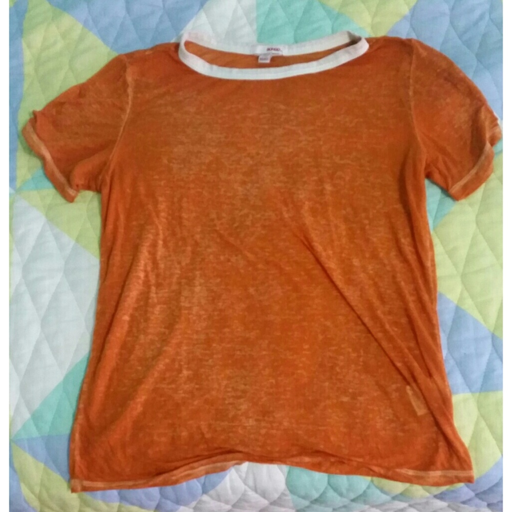 Basic tee with white collar