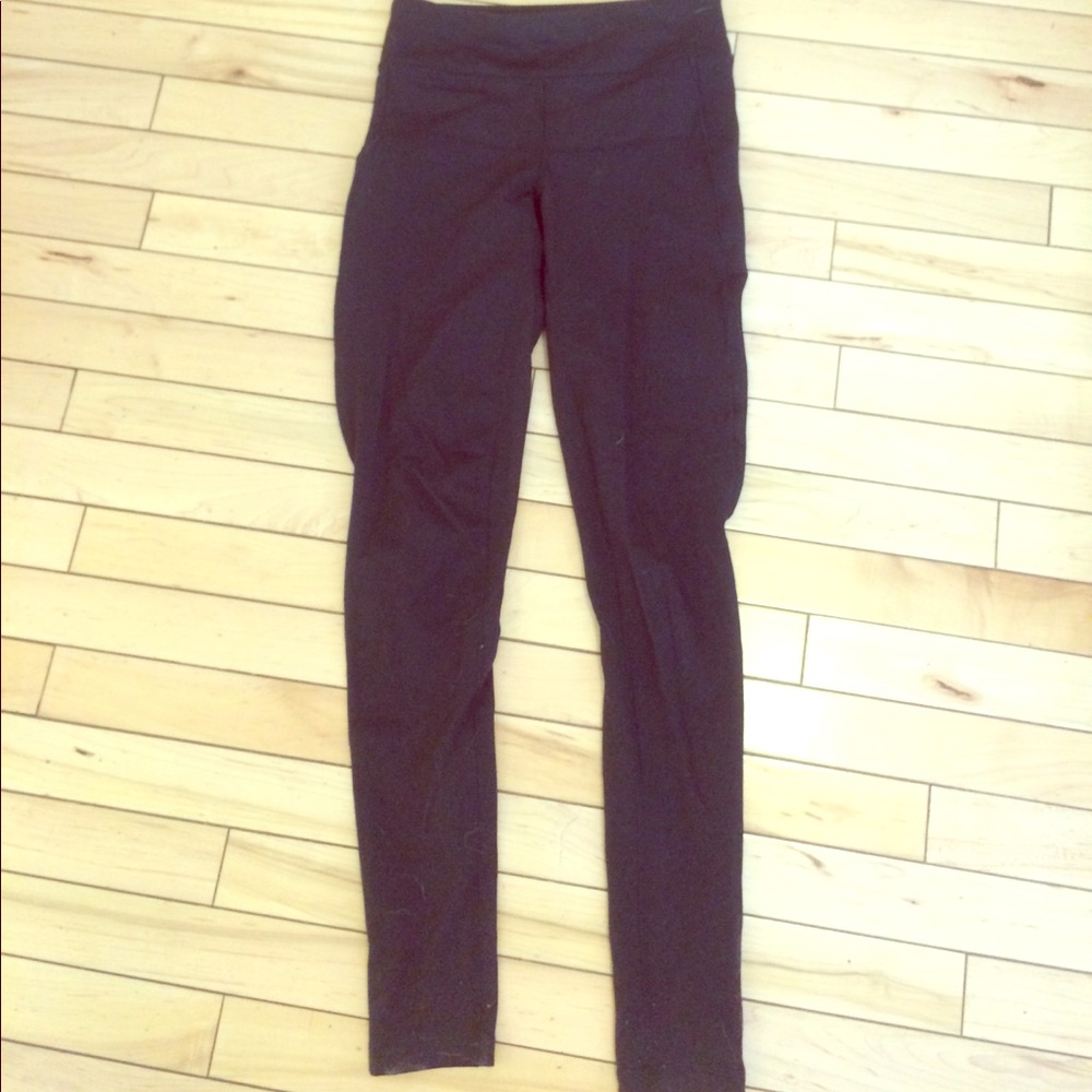 Lucy high-waisted grey leggings.