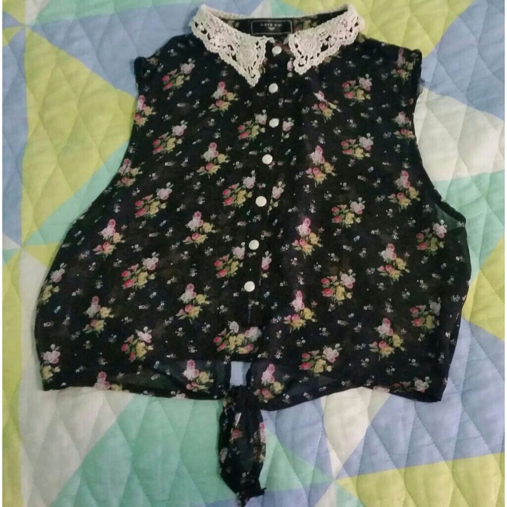 Floral crop top with laced collar