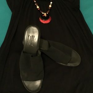 Black Elastic Munro Slides