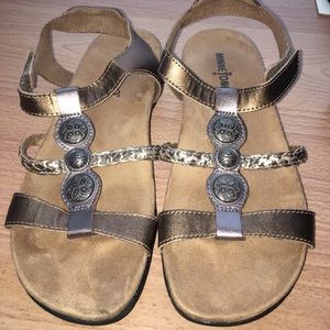 Excellent condition Minnetonka sandals size 6