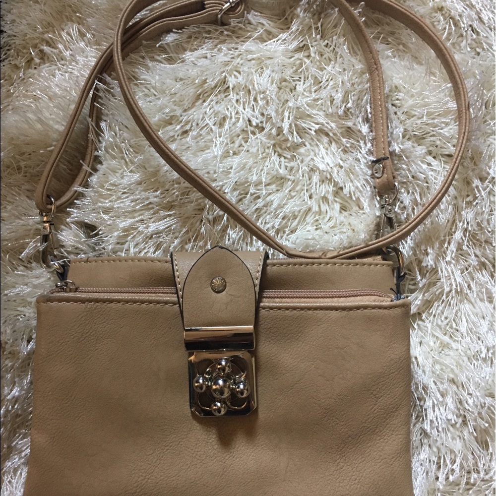 Tan purse w/ detachable over the shoulder strap
