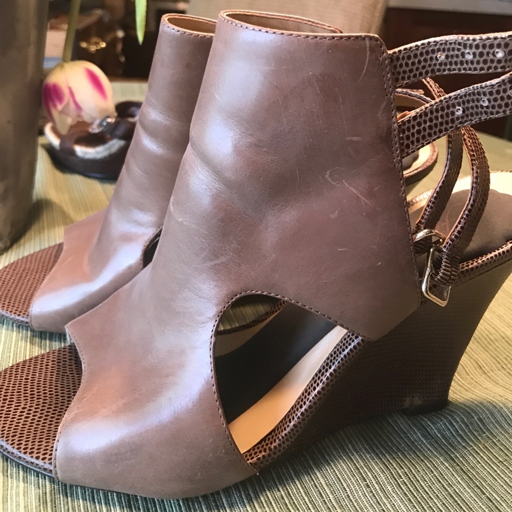 Shooties! 9.5 medium Faux leather!