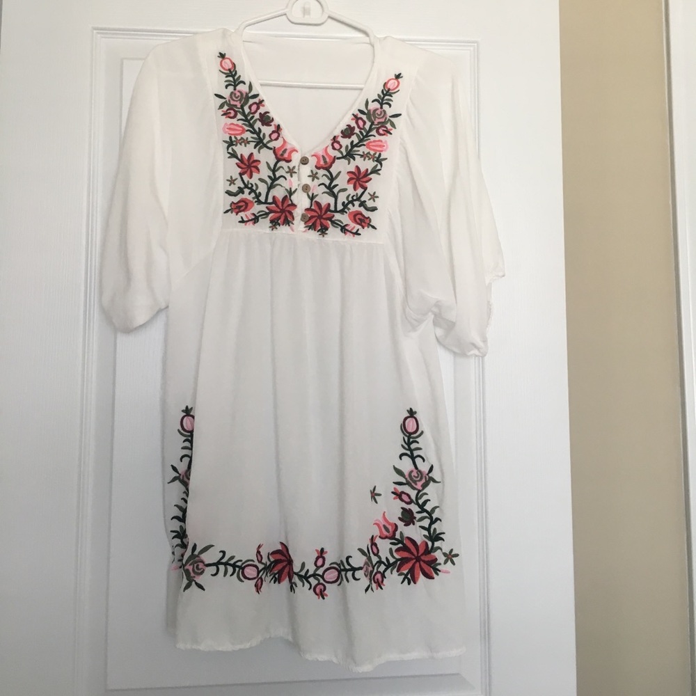 White dress/tunic with flower embroidery