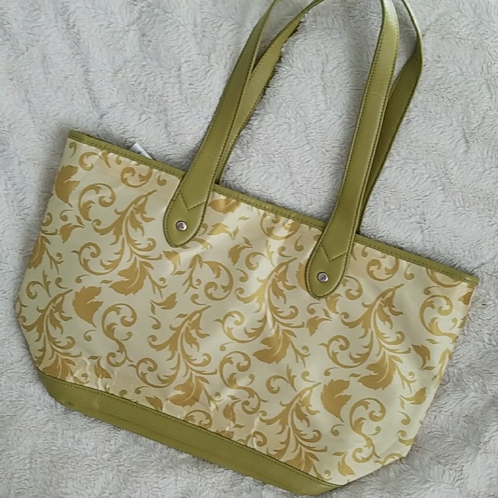 Gorgeous tote 20% off of bundles