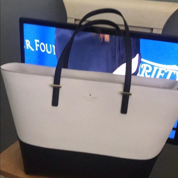 Large Kate Spade Tote brand new walletSOLD - Picture 2 of 7