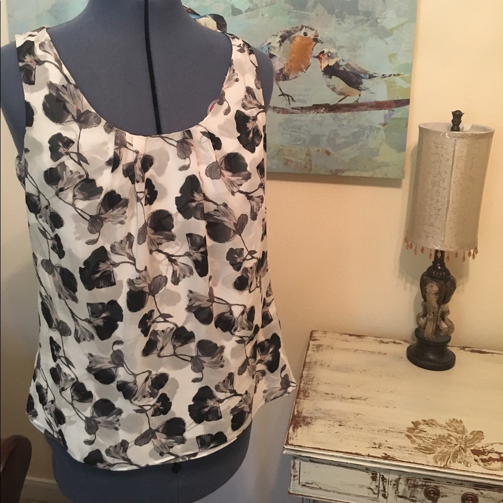 WHBM Floral Top 🌸