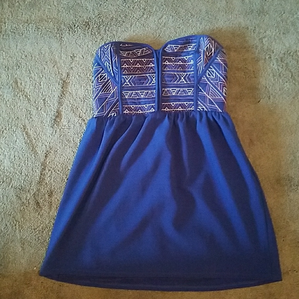 Sweetheart neck line, strapless