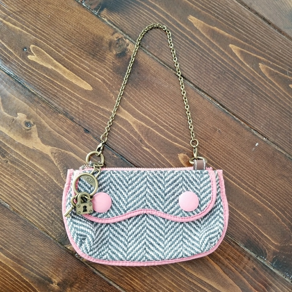 Adorable Gap Clutch