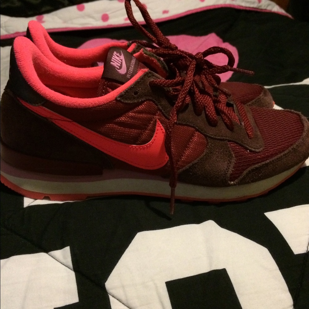 Awesome neon pink nike tennis shoes