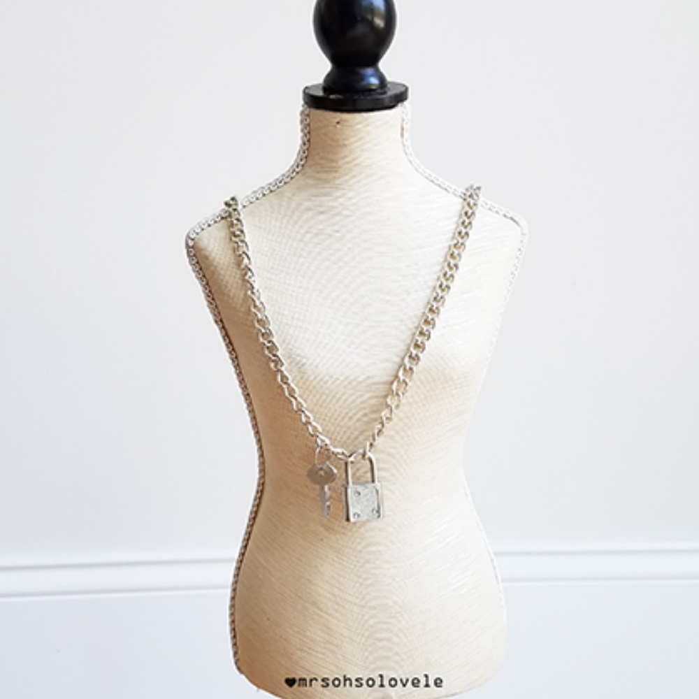 BNWT CLAIRE'S lock and key chain necklace