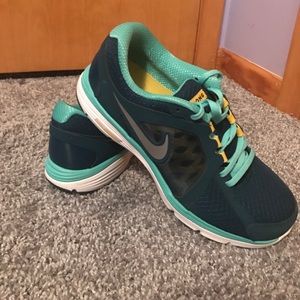 Nike livestrong tennis shoes