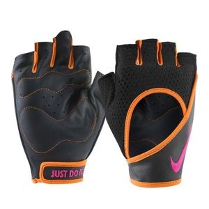 NWOT Nike women's Performance gloves Small